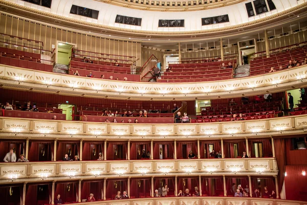 Pohled Interiér Hlediště Státní Opery Vídni Diváky Balkónech Před Zahájením — Stock fotografie