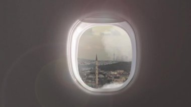 Uçak penceresinden şehir manzarası. Seyahat ve ulaşım kavramı.