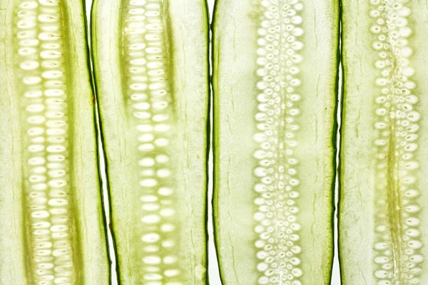 Creatieve Natuurlijke Achtergrond Van Gesneden Plakken Biologische Vers Geplukte Komkommers — Stockfoto