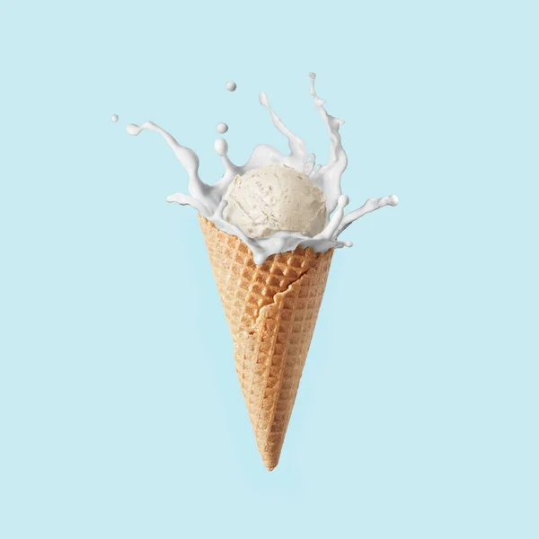ライトブルーの背景にミルクスプラッシュと新鮮な自然の自家製甘いアイスクリームのワッフルコーン コピースペース 健康的な自然デザート — ストック写真