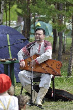 aktör-müzisyen Haziran 8-12, 2018 üzerinde Tyumen, Rusya'da meydana geldi gökyüzü ve toprak ethnofestival adlı bir psaltery üzerinde çalış