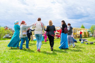 Master class kadın dairesel dans etmek, gökyüzü ve toprak eth