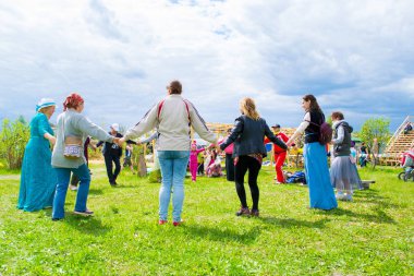 Master class kadın dairesel dans etmek, gökyüzü ve toprak eth