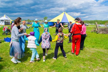 Master class kadın dairesel dans etmek, gökyüzü ve toprak eth