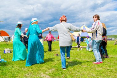Master class kadın dairesel dans etmek, gökyüzü ve toprak eth