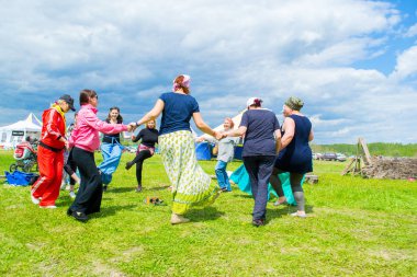 Master class kadın dairesel dans etmek, gökyüzü ve toprak eth