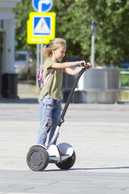 Tyumen, Rusya, 15 Temmuz 2018: Rus kızı bir giroskuter yaz aylarında parkta rides
