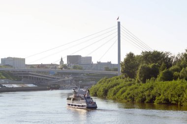 Yolcular aşağı nehir Tura setin Tyumen, Rusya boyunca ile küçük motorlu gemi yüzer