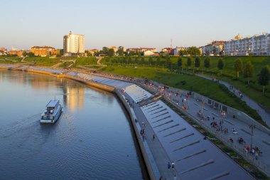 Tyumen, Rusya, 16 Temmuz 2018: günbatımında nehir Tura Tyumen çıkabilir boyunca aşağı Tyumen motorlu gemi yüzer