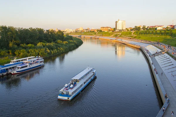 秋明州 俄罗斯 2018年7月16日 秋明州的机动船沿着河 Tura 沿秋明州路堤漂流 — 图库照片