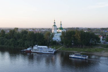 Tyumen, Rusya, 16 Temmuz 2018: motorlu gemi Voznesensko-Georgiyevsky Tyumen Tapınağı nın yakınındaki iskelede