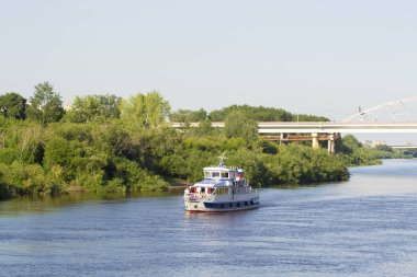 Tyumen, Rusya, 16 Temmuz 2018: nehrin Tura Tyumen içinde yürüyen motorlu gemi yüzer