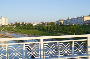 Tyumen, Rusya, 16 Temmuz 2018: Tura nehir setin içinde Tyumen yaz akşamları