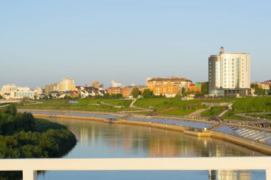 Tyumen, Rusya, 16 Temmuz 2018: Tura nehir setin içinde Tyumen yaz akşamları