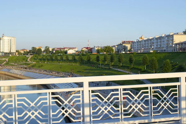 Tyumen, Rusya, 16 Temmuz 2018: Tura nehir setin içinde Tyumen yaz akşamları