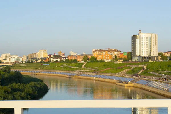 Tyumen, Rusya, 16 Temmuz 2018: Tura nehir setin içinde Tyumen yaz akşamları