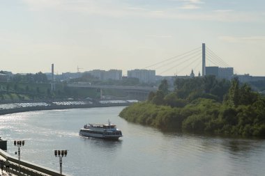 Yürüyen motor gemi ile turistler onboard yüzen nehir Tura set boyunca aşağı. Tyumen, Rusya Federasyonu