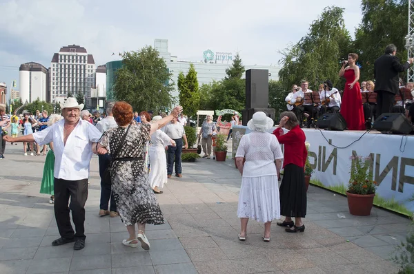 2018 ロシアのチュメニ チュメニ市日のお祝い 退職年齢の人々 はオーケストラ演奏の下路上ダンスします — ストック写真