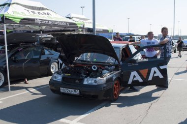 Tyumen, Rusya Federasyonu, üzerinde 29 Temmuz 2018: Tyumen bir şehir günü kutlamaları. Otomobil Fuarı