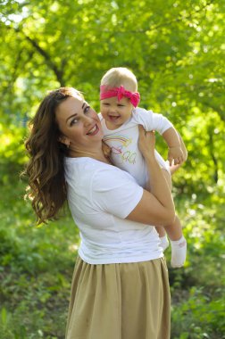  Mutlu bir aile. Küçük kızı annesiyle parkta oynamak.