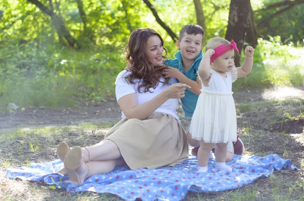 Familia Feliz Madre Con Pequeña Hija Jugando Parque —  Fotos de Stock