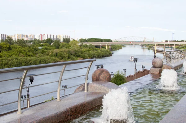 Tura Nábřeží Tyumen Rusko Fontána Popředí — Stock fotografie