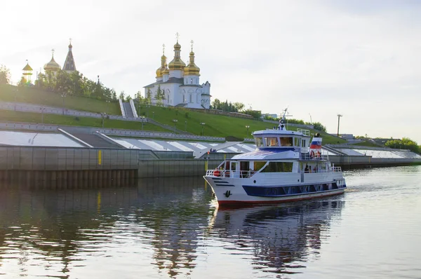 ロシアのチュメニでトゥーラ川堤防 聖三位一体修道院 モーター船の観光客で — ストック写真