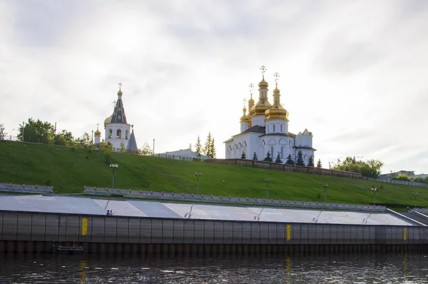 Tura River Embankment Tyumen Rússia Santíssimo Mosteiro Trindade — Fotografia de Stock