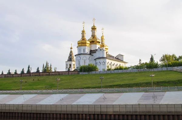 Tura River Embankment Tyumen Rússia Santíssimo Mosteiro Trindade — Fotografia de Stock
