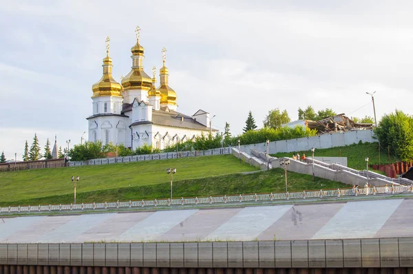 Tura River Embankment Tyumen Rusia Monasterio Santa Trinidad — Foto de Stock