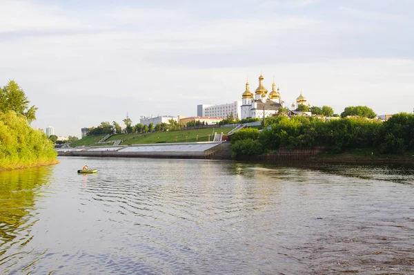 Набережна Річки Туром Тюмень Росія Троїцький Монастир — стокове фото