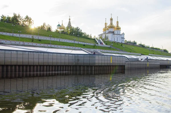 Набережна Річки Туром Тюмень Росія Троїцький Монастир — стокове фото