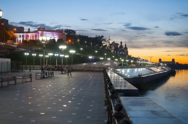 Tura nehir setin geç akşam Tyumen, Rusya. Kutsal Teslis Manastırı ve Tyumen sanayi Üniversitesi