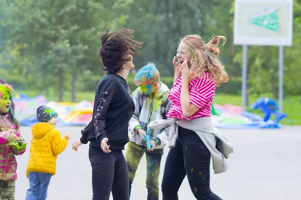 Tyumen Rusia Agosto 2018 Las Niñas Ríen Bailan Festival Pinturas — Foto de Stock