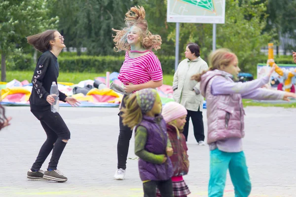 秋明州 俄罗斯 2018年8月18日 女孩笑和舞蹈在油漆护理节在秋明州 — 图库照片