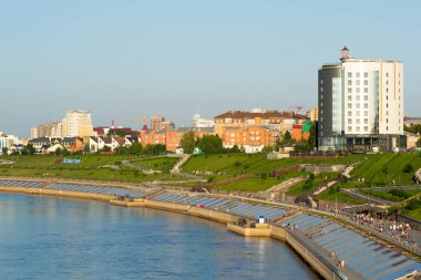 Tyumen, Rusya, 16 Ağustos 2018: insanlar yürümek Tura nehir setin içinde Tyumen üzerinde