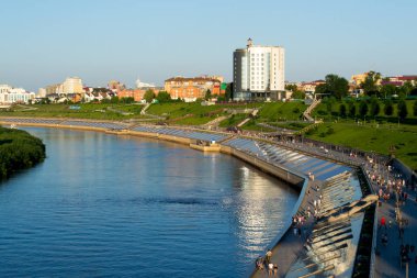 Tyumen, Rusya, 16 Ağustos 2018: insanlar yürümek Tura nehir setin içinde Tyumen üzerinde