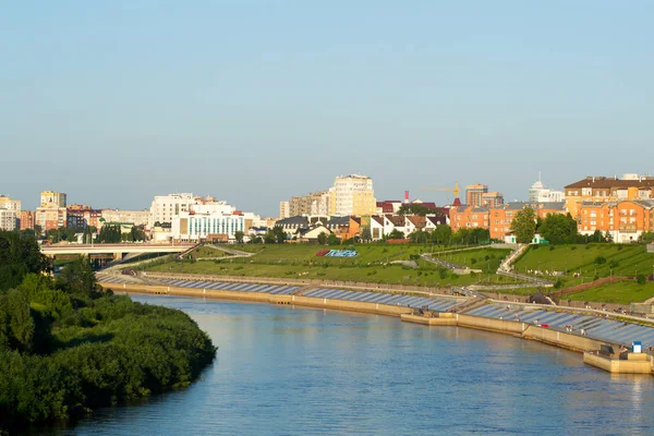 stock image Tyumen, Russia, on August 16, 2018: People walk on Tura River Embankment in Tyumen