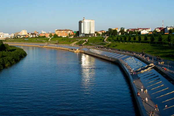 Tyumen Oroszország 2018 Augusztus Emberek Gyalog Tura Folyó Töltésén Tyumen — Stock Fotó