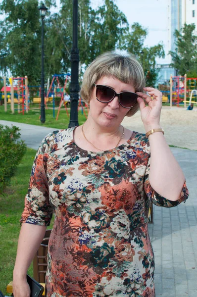 Mujer Rusa Gafas Sol Camina Parque Verano —  Fotos de Stock