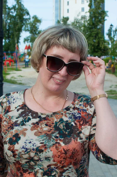 Mujer Rusa Gafas Sol Camina Parque Verano —  Fotos de Stock