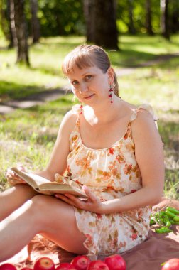 Rus kadın Summer ahşap bir piknik üzerinde bir dinlenme vardır