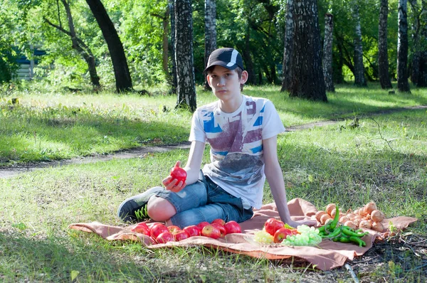 Русский Парень Отдыхает Пикнике Лесу Летом — стоковое фото