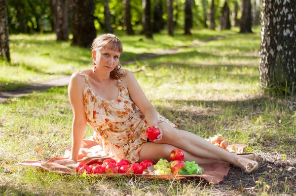 Den Ryska Kvinnan Har Vila Picknick Trä Summ — Stockfoto