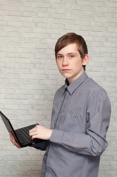 Jeune Homme Russe Coûte Avec Ordinateur Portable Mur Briques — Photo