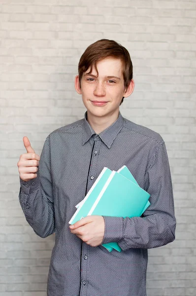 Retrato Jovem Russo Uma Parede Tijolo — Fotografia de Stock