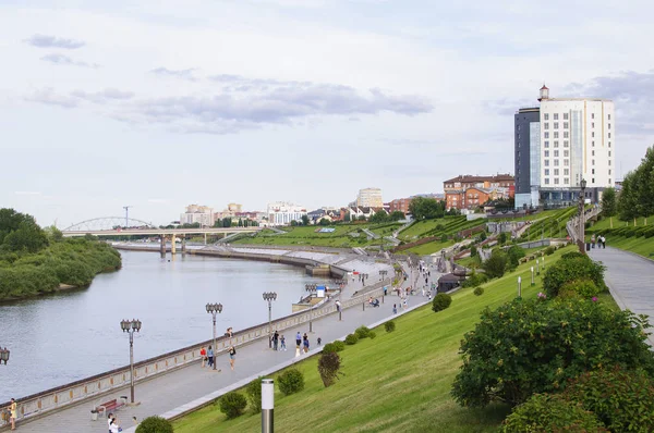 Tyumen Ryssland Den Augusti 2018 Folk Går Tura Floden Vallen — Stockfoto