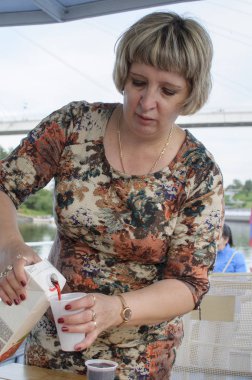 Rus kadın bir bardak meyve suyu veya şarap dökülen
