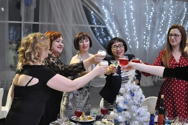 Tyumen, Rusya, 16 Aralık 2018: yeni yıl ziyafet. Bardak şampanya tatil masada grubu