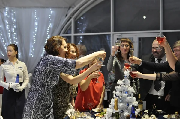 Tyumen Rússia Dezembro 2018 Banquete Ano Novo Pessoas Com Copos — Fotografia de Stock